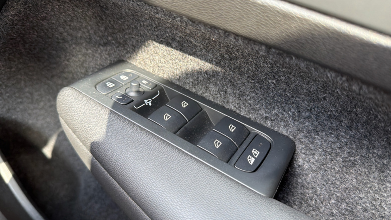 Volvo XC40 2.0 B4P Ultra Dark 5dr Auto Petrol Estate